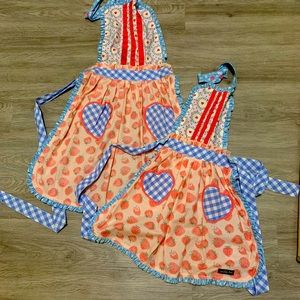 Matilda Jane mommy and daughter matching aprons.